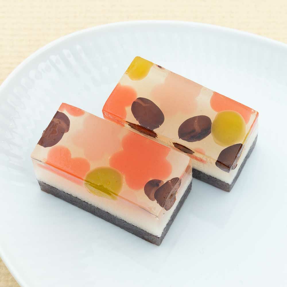 玄冬羊羹零れ梅（こぼれうめ）